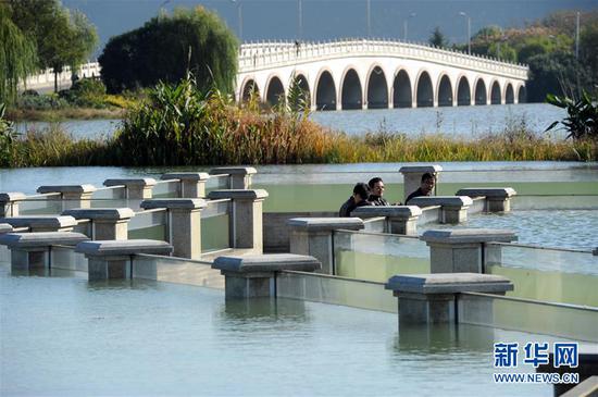 游人在徐州云龙湖珠山沉水走廊游览(2012年11月11日摄)。 新华社记者韩瑜