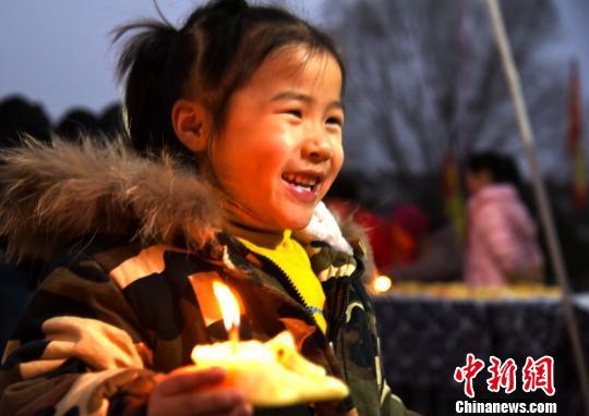 小孩子端着寓意吉祥幸福的面灯,欢快地绕场“送福”。 朱志庚 摄