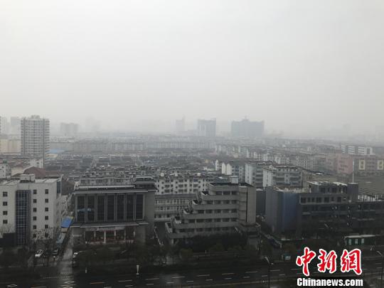 图为江苏扬州上空灰蒙蒙一片。 崔佳明 摄