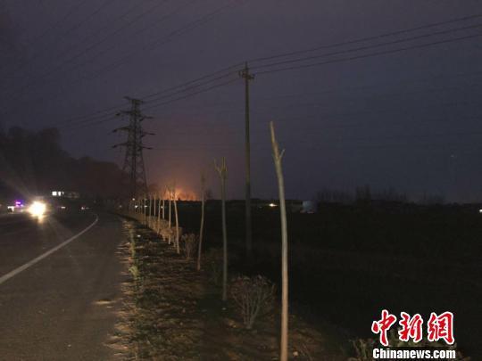 爆炸工厂仍在腾起火焰。 于从文 摄