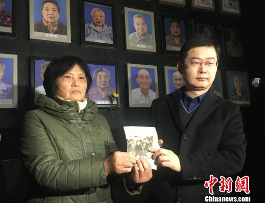 去世幸存者家属向纪念馆捐赠遗物和史料图片。 申冉 摄