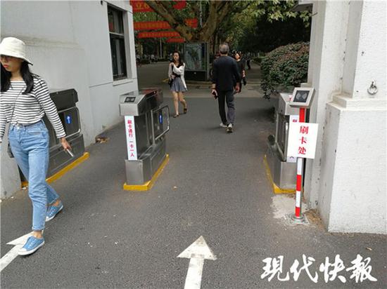 南大鼓楼校区实行全面门禁。现代快报 图