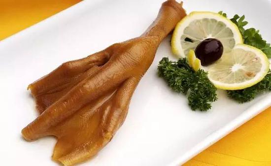 糟鹅掌,这是出自第八回,在薛姨妈家里晚饭上的一道美味—糟鹅掌,在书