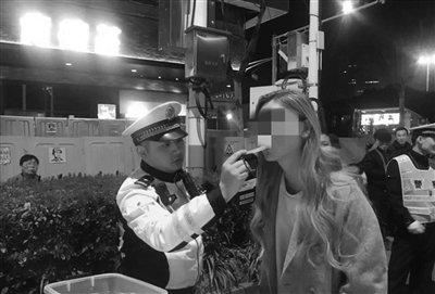 给女驾驶员测酒精。 交警供图