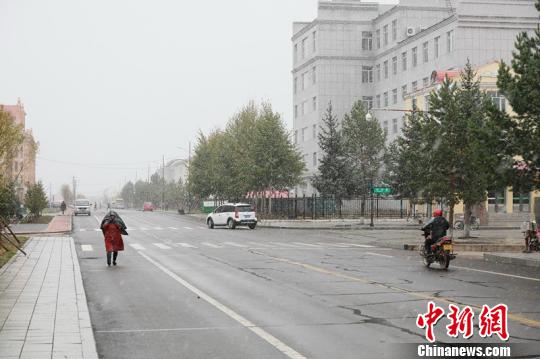 漠河居民在雪中行走。 王景阳 摄