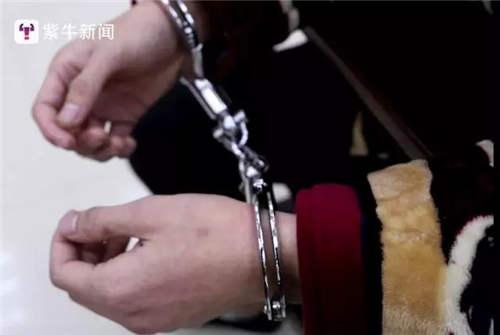 【戴着手铐接受庭审的王小海】