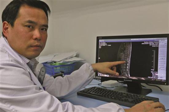 医生指着小丽的病理报告材料介绍病情