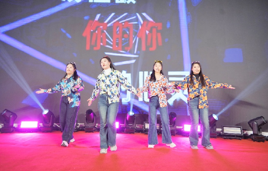 歌舞表演《路灯下的小姑娘》