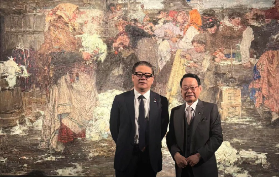 萧晖荣教授与中国美协原书记徐里在费欣的代表作品《菜娥——卷心菜收获季》前留影