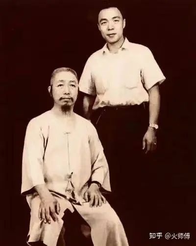 (徐忆中老和他的授业恩师郑曼青宗师在一起)