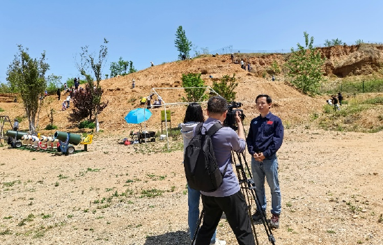 科学家段政博士在公园接受媒体专访 （资料图片）