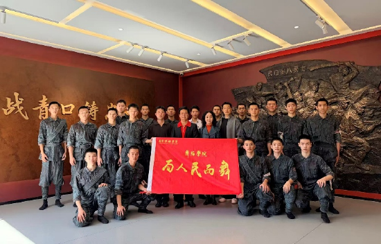 南传舞院师生在纪念馆