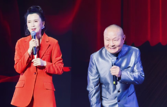 张敏敏、倪明搭档表演相声
