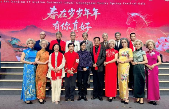 嘉宾与上海奥龄银发团演员合影致贺