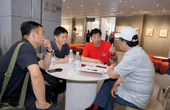 本文作者（右一、二）与熊志中（右三）等交流 范素丽/摄