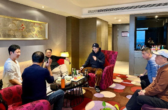 高晓攀与姜昆等创排相声《“精准推送”》 范素丽摄