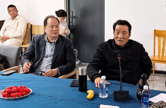 戴宗宝（右）老会长讲话