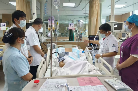 医生为患者会诊 资料图片