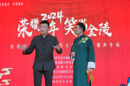 倪夏宇(左)、刘亚伟表演