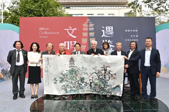 以萧晖荣教授为主笔，中法艺术家即席合作完成中国画《遇鉴文明》