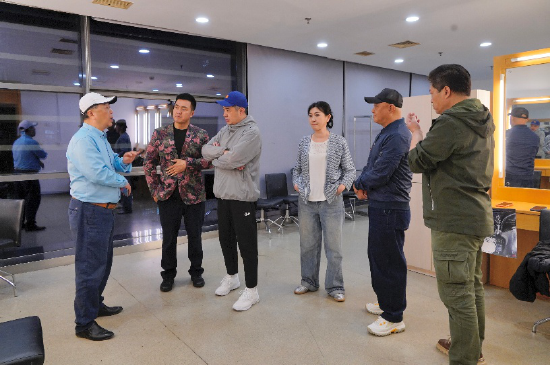 本文作者（左一）与主创在后台交流