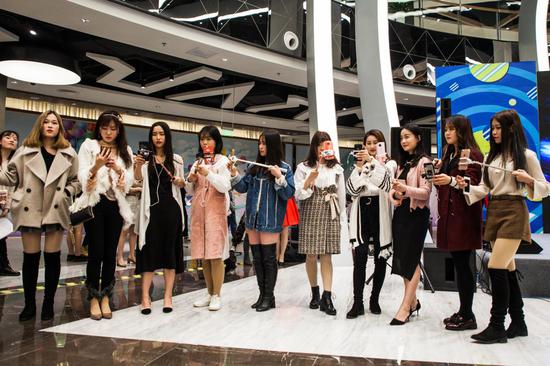 初心》,周月凡的《易燃易爆炸》掀起现场新一轮高潮,于冬妮的《halo》