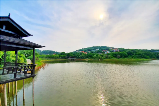 一边望着群山绿水   地址:南京市江宁区江宁街道南山湖旅游度假区
