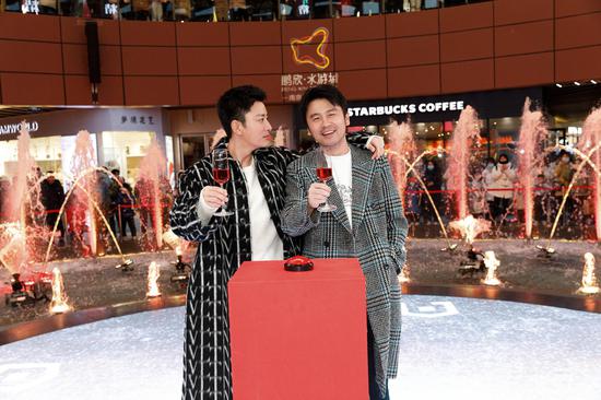 雷佳音贾乃亮新年第一天现身南京关系亲近合伙开店