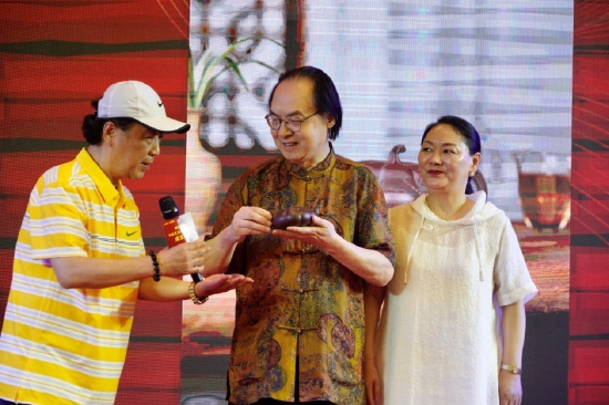 吴小楣大师赠紫砂壶