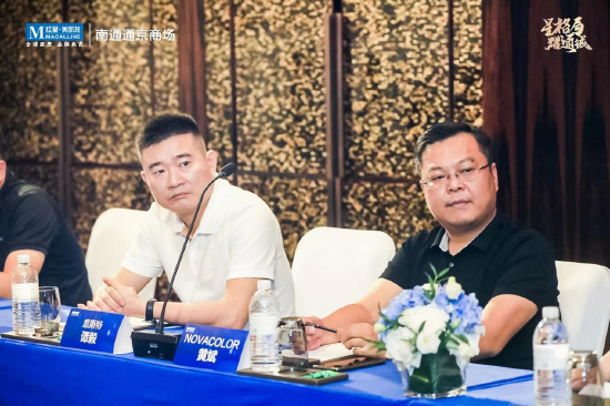 意斯特总经理 谭毅(左) NOVACOLOR总裁 黄斌(右)