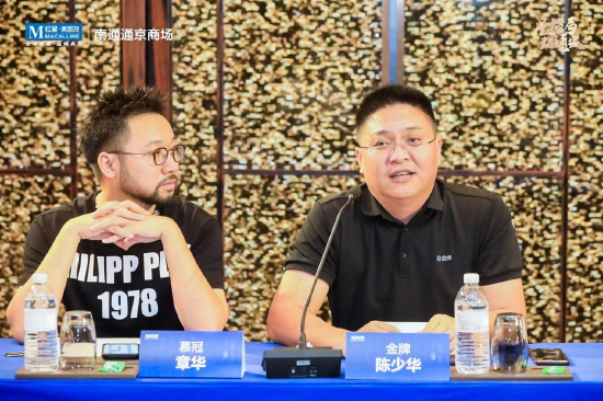 慕冠 总裁 章华(左) 金牌全国招商总经理 陈少华(右)