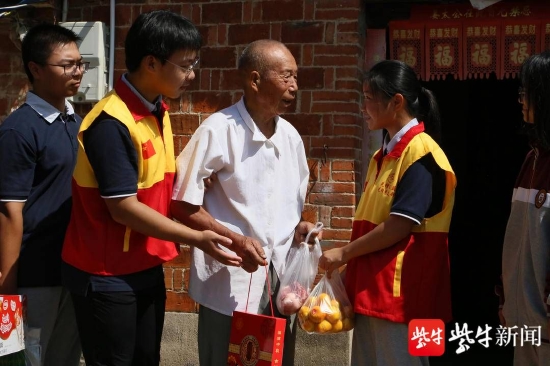 看望困难老爷爷