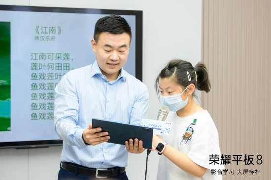 (小朋友上台阅读诗词)