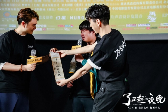 学生观众送上书法礼物