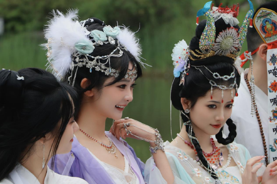 (杨馥羽 饰 白毛老鼠精,阿尚 饰 万圣公主)