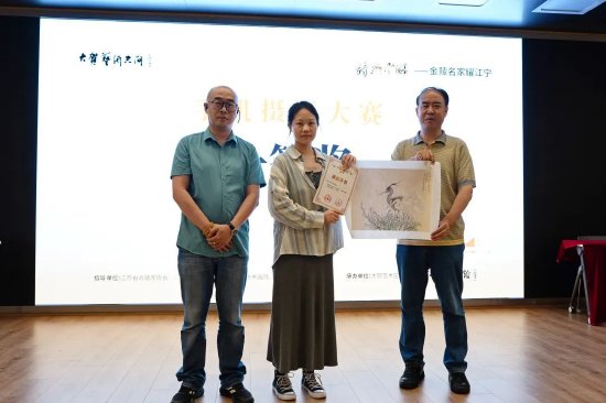 江苏省收藏家协会朱卫刚副会长为一等奖选手颁奖