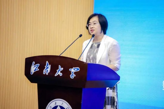 无锡市科学技术局副局长刘红致辞