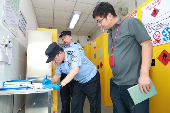 南京市公安局江北新区分局治安支队民警对辖区企业危化品存储情况进行检查