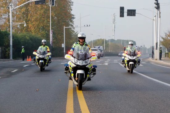 ▲南京警方组织警力全力保障赛事顺利举行。