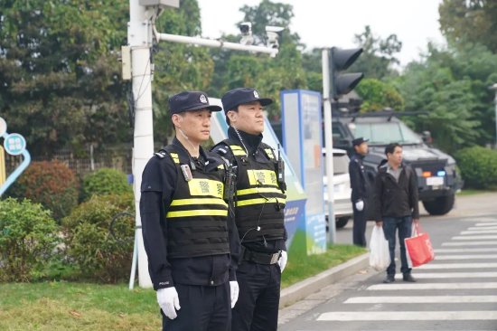 ▲11月5日,南京马拉松安保演练,民警正维护现场秩序。