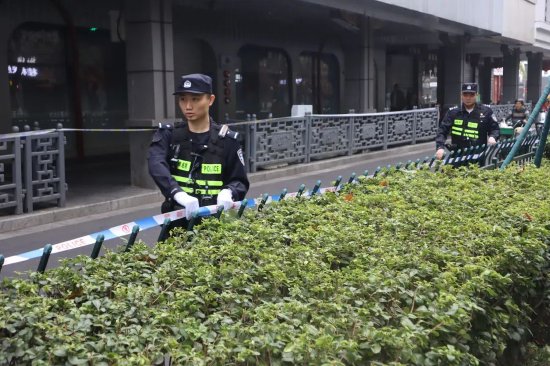 ▲11月5日,南京马拉松安保演练现场,民警对赛道沿线开展安全检查。