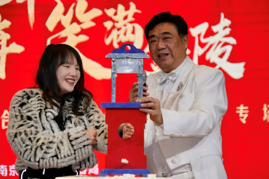 魔术演员赵锁宝(右)助演