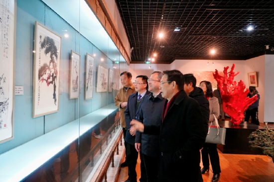 萧晖荣和嘉宾观展