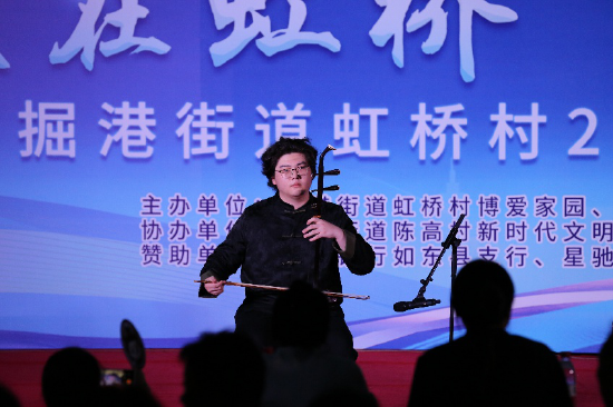 季天羽沉醉在旅律中