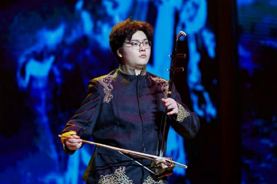 季天羽表演中