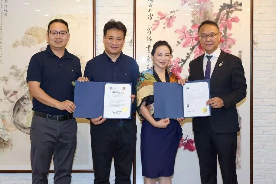 列治文山市议员崔冰辉、奥克维尔市议员谢爱军为翟优夫妇颁发感谢状