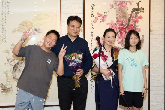 金童玉女向伉俪艺术家献花