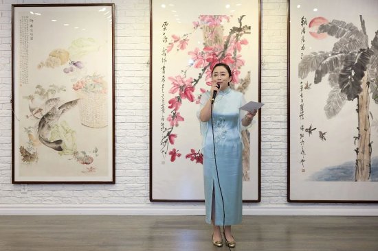 画展执行方Amy Reach王淑娟女士主持开幕式