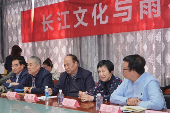 与会领导参与交流