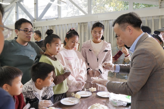 孩子们学做“可卿山药枣泥糕”